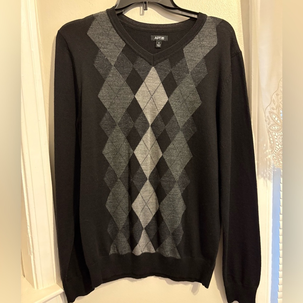 Apt. 9 Men's V-Neck Sweater in Black and Gray Argyle